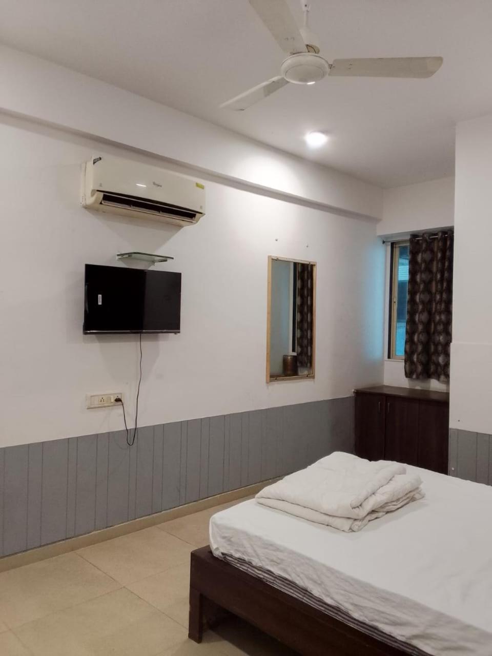 Infinity Rooms & Banquet Surat Exterior foto