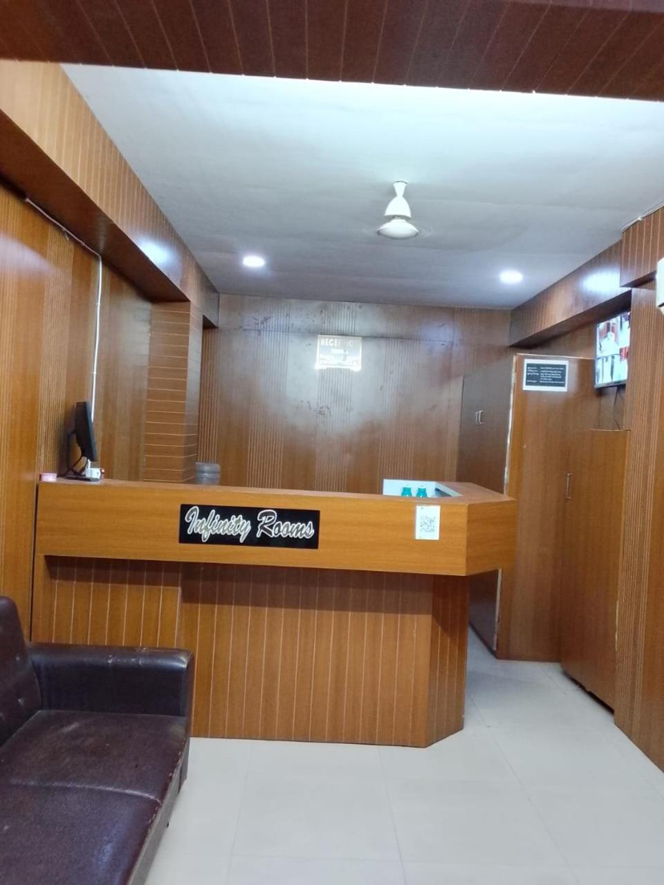 Infinity Rooms & Banquet Surat Exterior foto