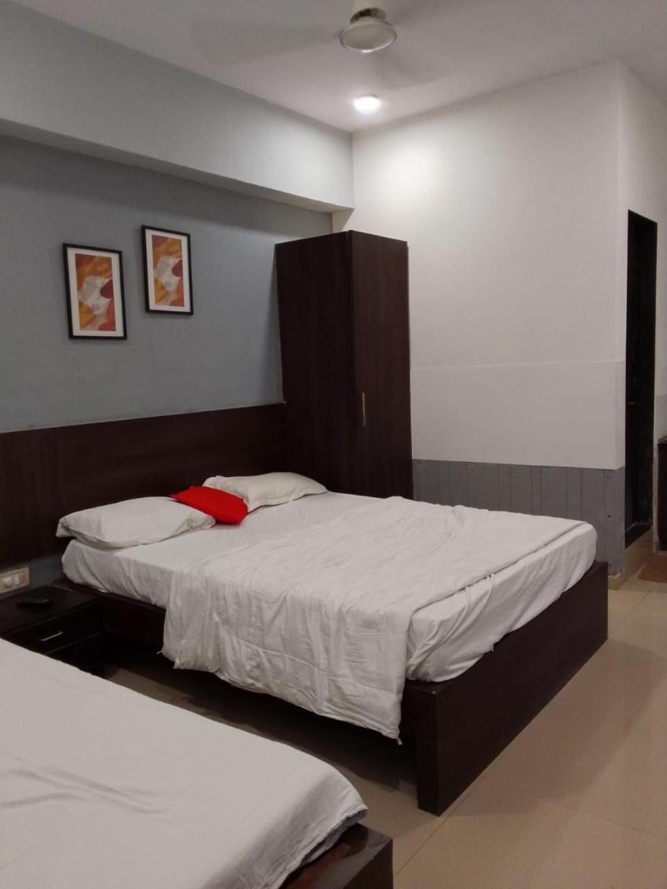 Infinity Rooms & Banquet Surat Exterior foto